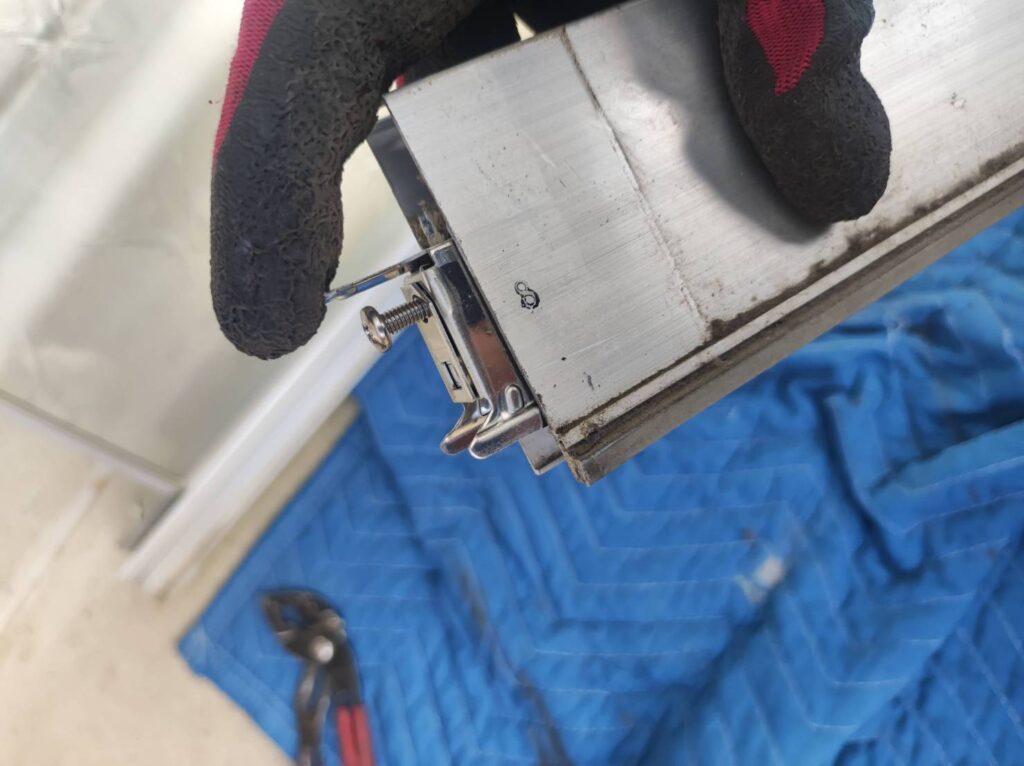 差し込み式の純正戸車部品