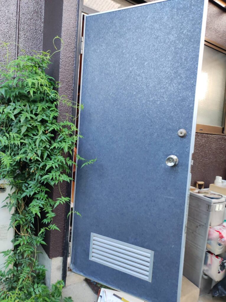 ガラリ付き勝手口ドア 施工前