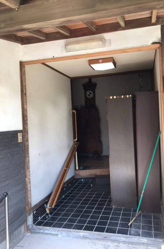 玄関引戸枠撤去作業