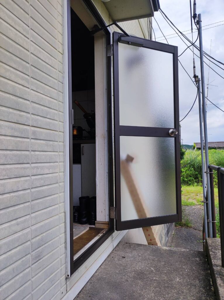 宇部市 勝手口ドア ドアクローザー取り付け