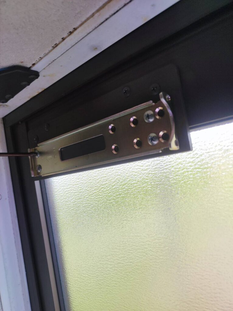 宇部市 勝手口ドア吊り込み作業