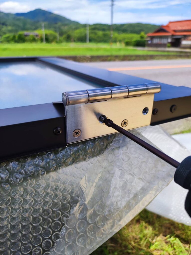 宇部市 勝手口ドア 丁番取り付け作業