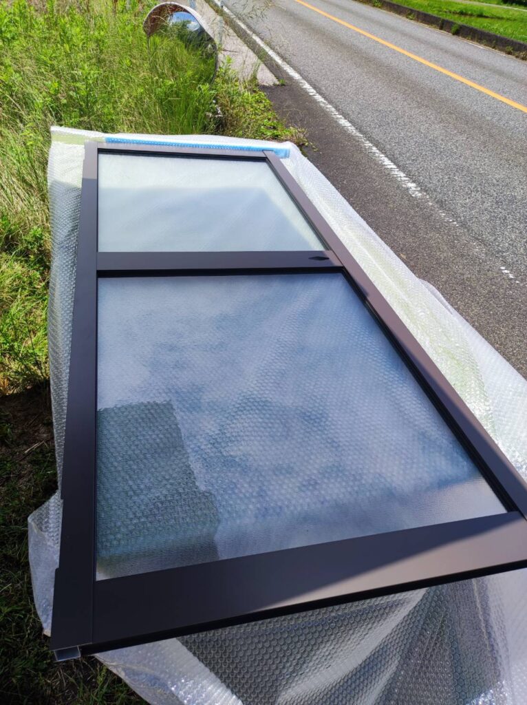 宇部市 勝手口ガラスドアの組み立て作業