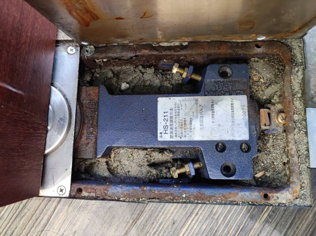 ドア上部のピボット金具