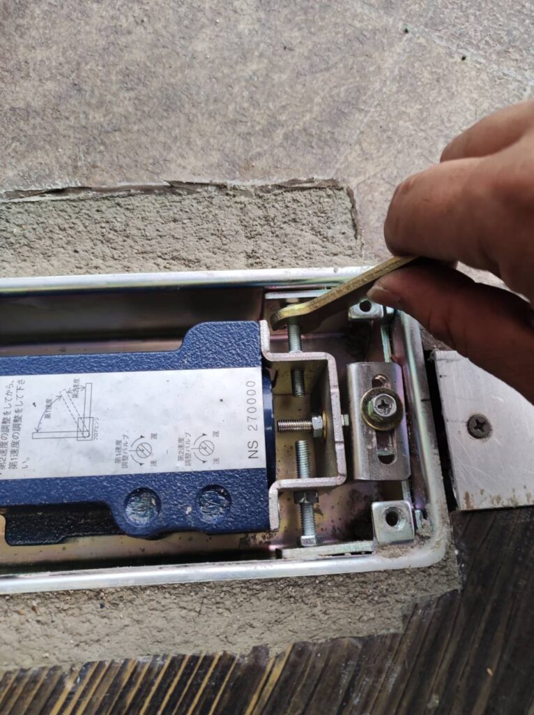 フロアヒンジケース設置