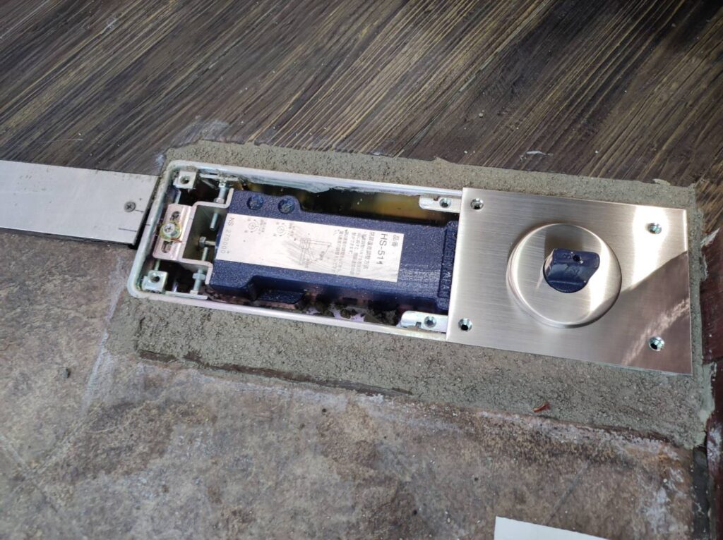 フロアヒンジ本体取り付け