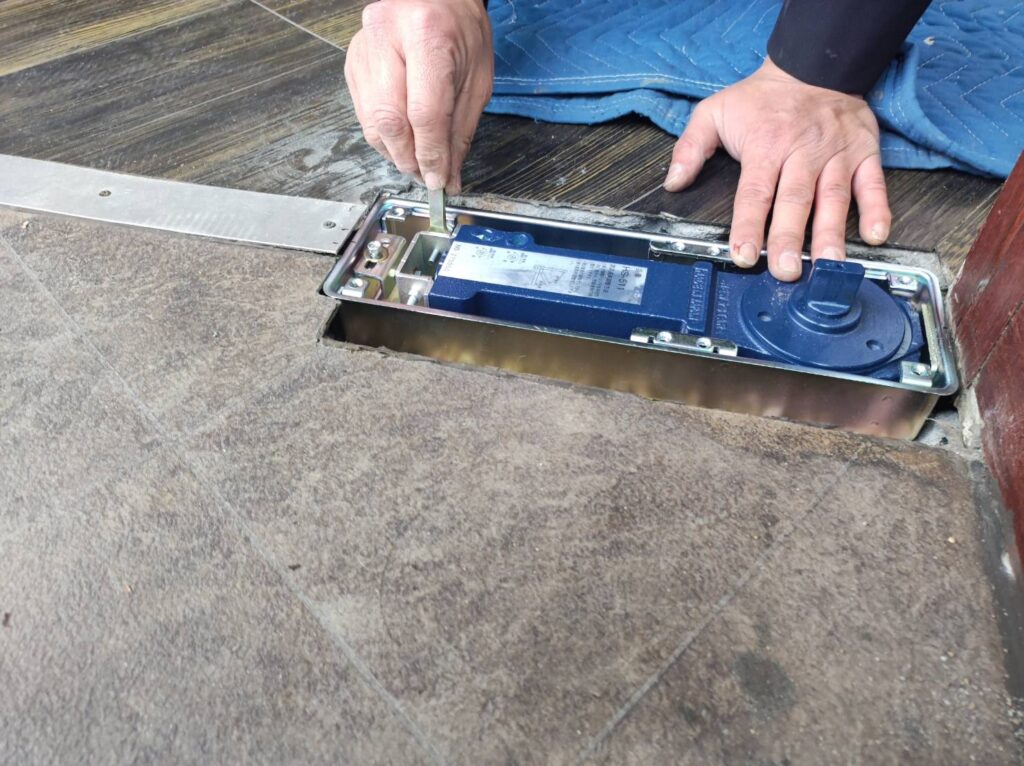 故障したフロアヒンジ