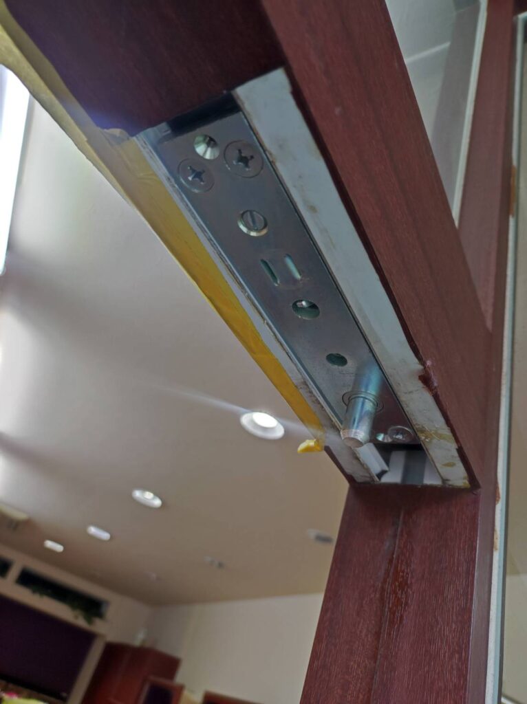 店舗ドアのフロアヒンジ構造