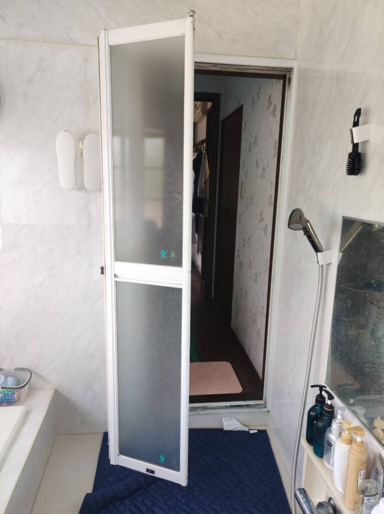 浴室折れ戸交換 カバー工法 施工前