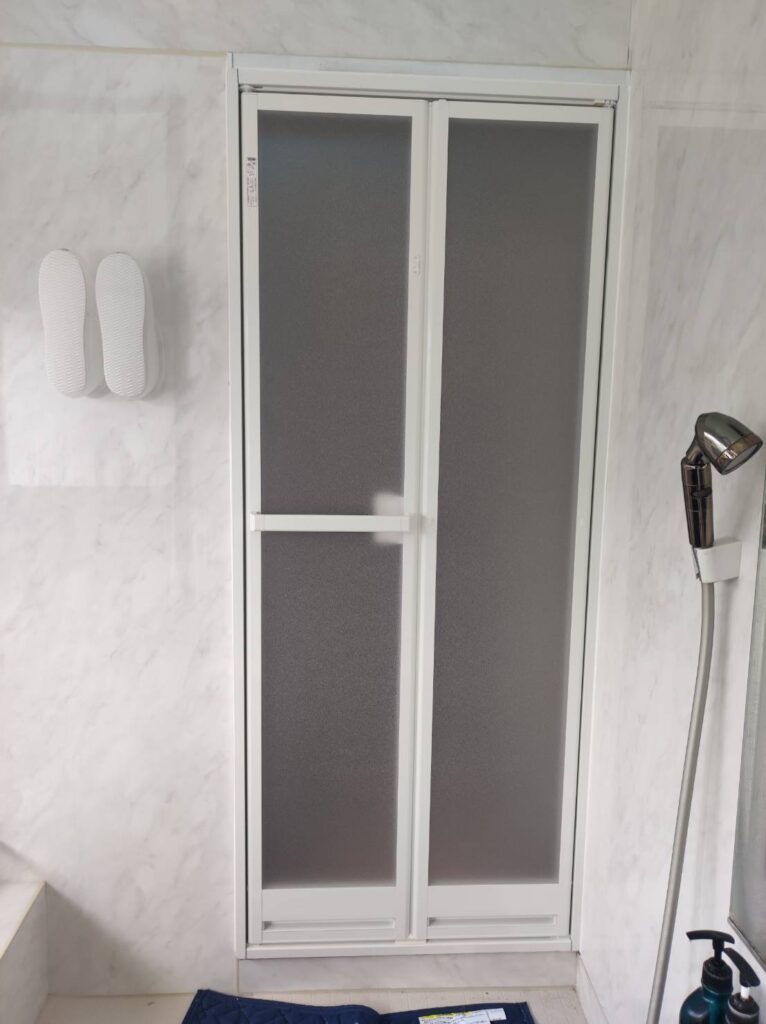 YKKドアリモ浴室折れ戸交換 カバー工法 施工後