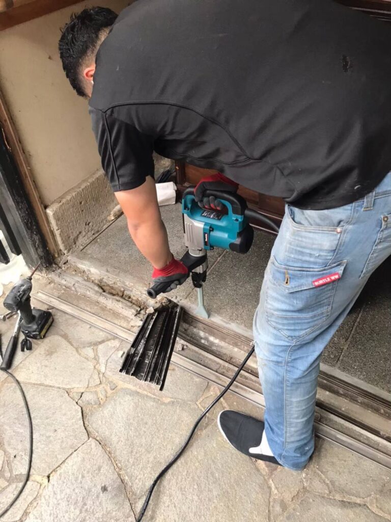 玄関レールの斫り作業