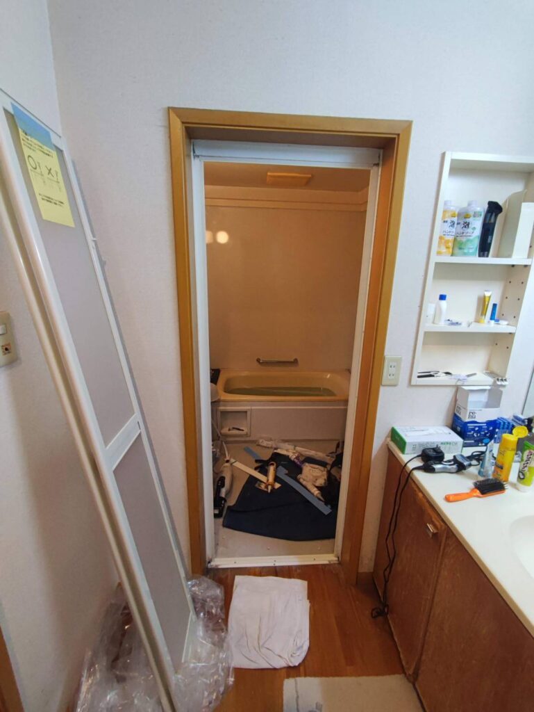宇部市で浴室ドア・浴室折れ戸交換を行う前の施工前写真