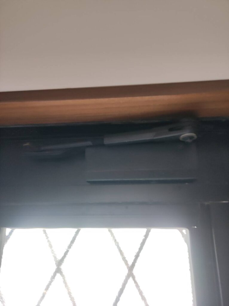 宇部市 勝手口ドア ドアクローザー故障