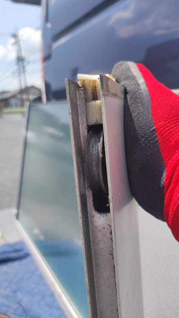 引き戸障子を分解して戸車交換を行う作業写真