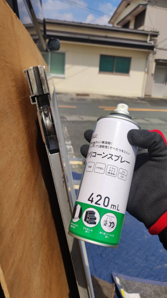 サッシ修理で使用する無溶剤シリコーンスプレー