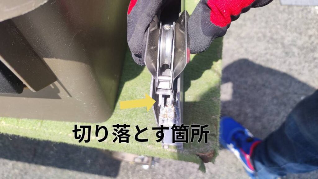 嵌め込み式戸車が入るように下框を加工している写真