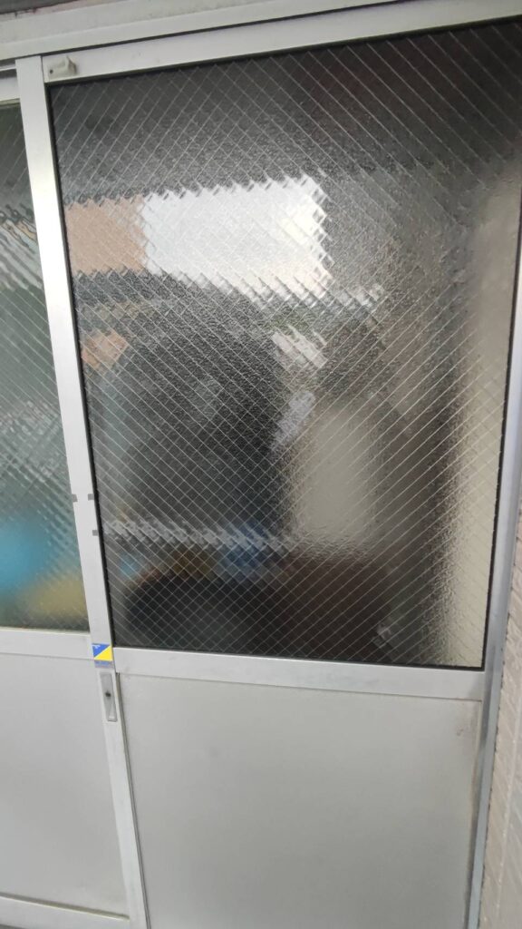 引き戸の高さ調整と建付け調整を行っている写真