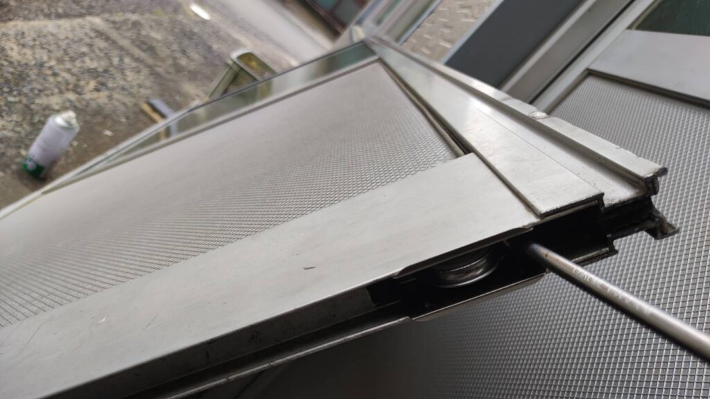 戸車交換後に引き戸の建付けを確認している写真