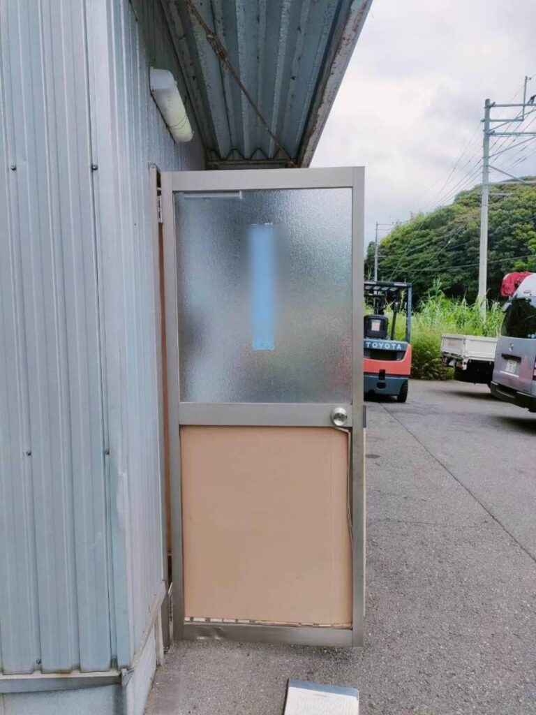 宇部市妻崎開作の事務所出入口ドア交換前
