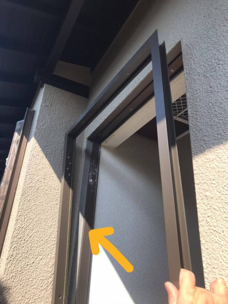 宇部市妻崎開作の事務所出入口ドア交換前の外観