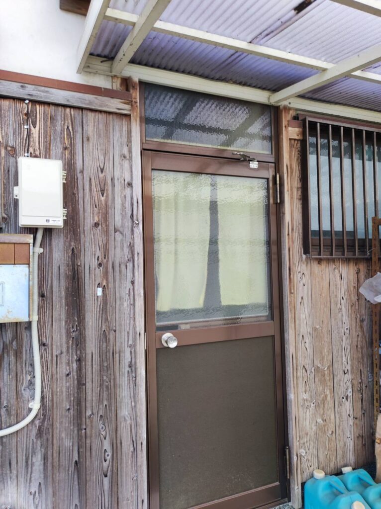宇部市で勝手口ドア交換を行う前の施工前写真