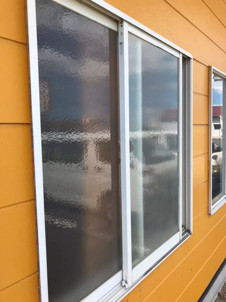 宇部市で廃盤デュオサッシをLIXILサーモスへ交換した施工後の窓