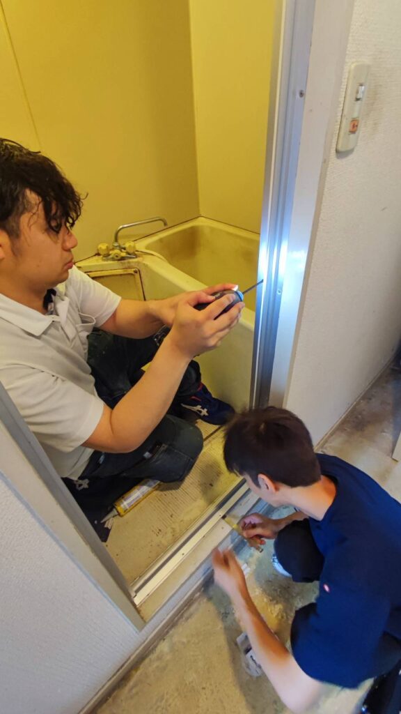 浴室折れ戸の枠を固定している様子