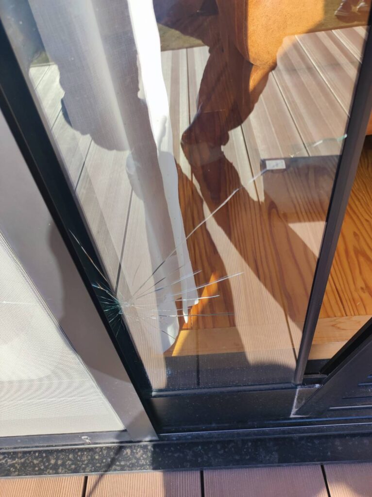 割れた真空ガラスの交換前