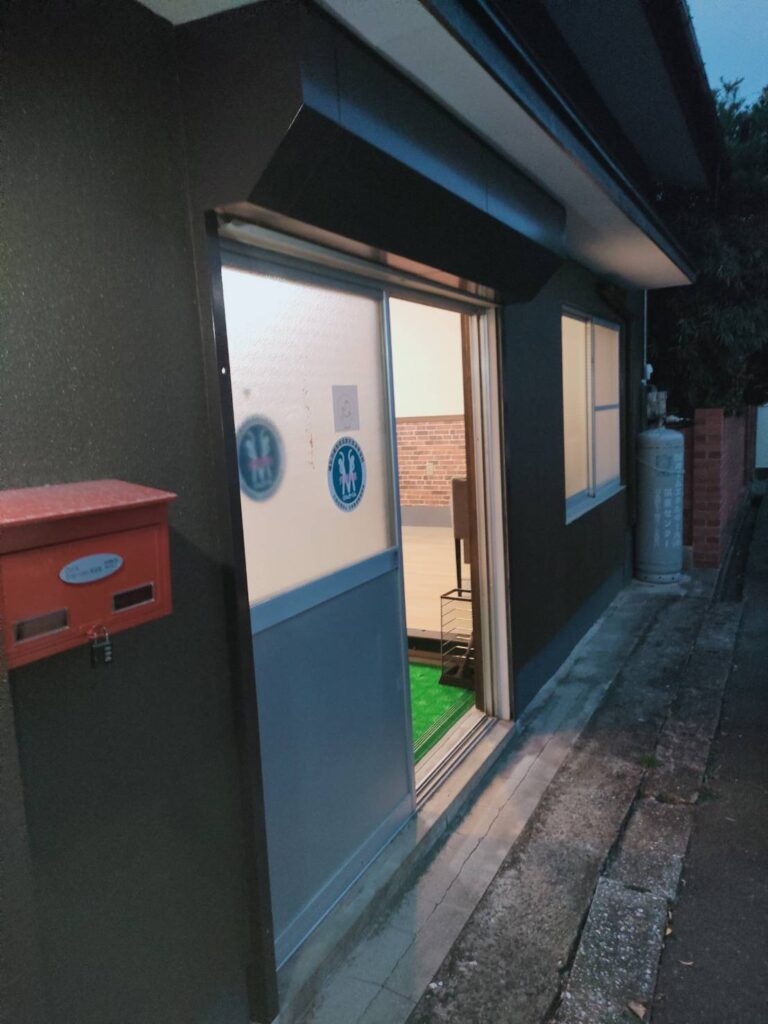 宇部市の美容院で店舗入口の引戸を交換する前