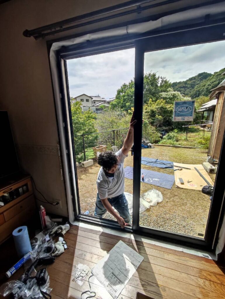 YKK APマドリモの引違い窓を建て込み開閉状態を調整する作業