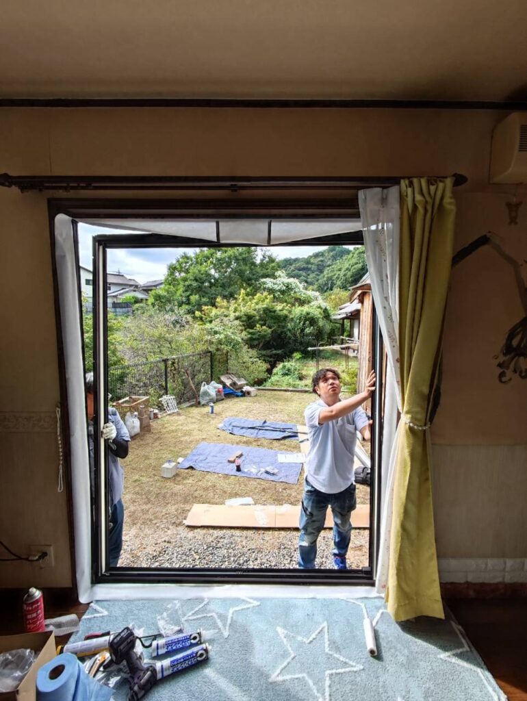 組み立てたYKK APマドリモのサッシ枠を既設枠へ嵌め込む作業