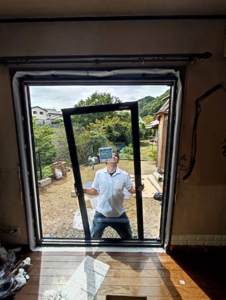 YKK APマドリモ ハイブリッド樹脂窓の障子を建て込む作業