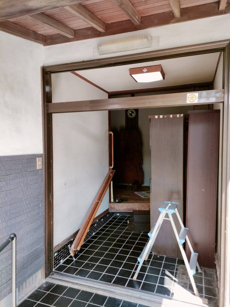 宇部市の玄関引戸交換工事 引戸と欄間のガラス障子を取り外した状態