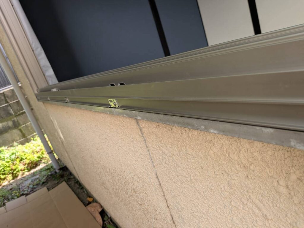 新しい窓の下枠に付いた高さ調整用の金具