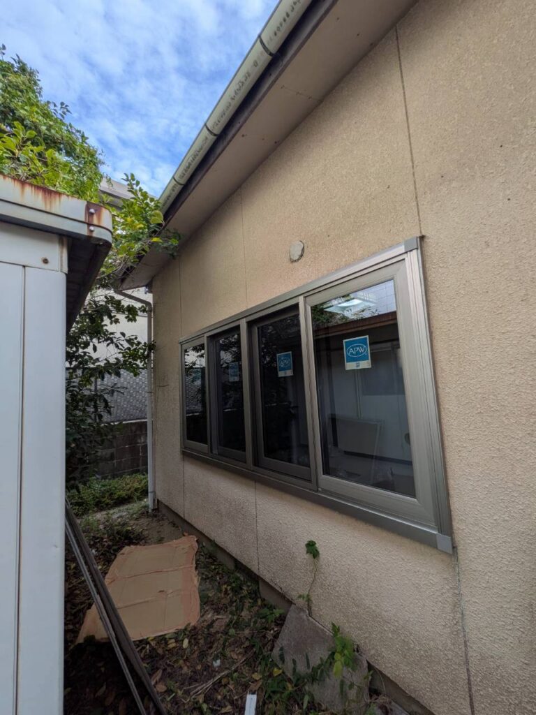 外観プラチナステンのマドリモに交換した後の4枚建引違い窓