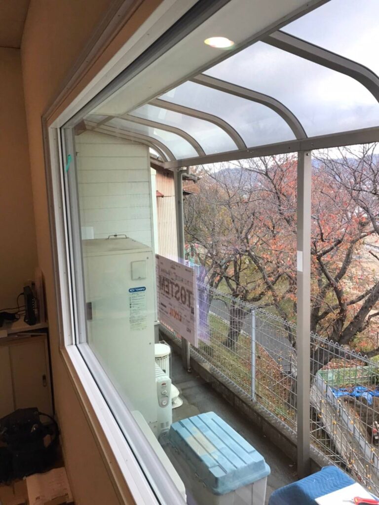 FIX窓の室内側に内額縁を取り付ける作業
