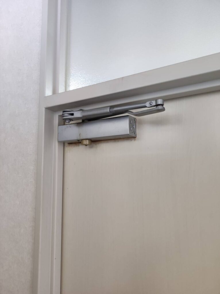室内ドアクローザー故障状態