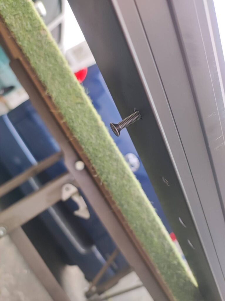 クレセント裏板を内部から移動させる作業