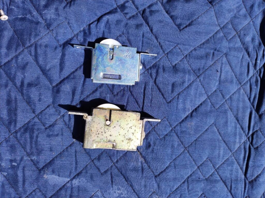 サッシ部品の清掃と潤滑処理作業