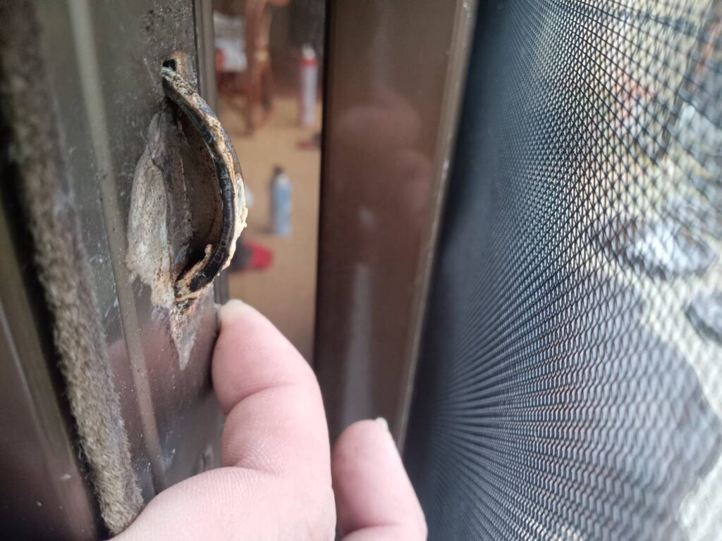 クレセント錠受け金具のズレと高さ不良の状態