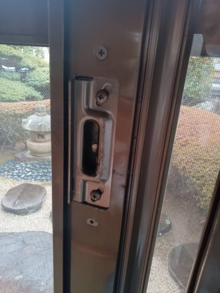 下関市のサッシ戸車破損による窓のズレと鍵不具合