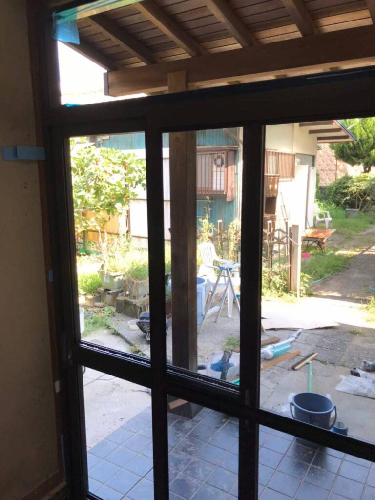 玄関引戸の枠を水平垂直を確認しながら設置する作業