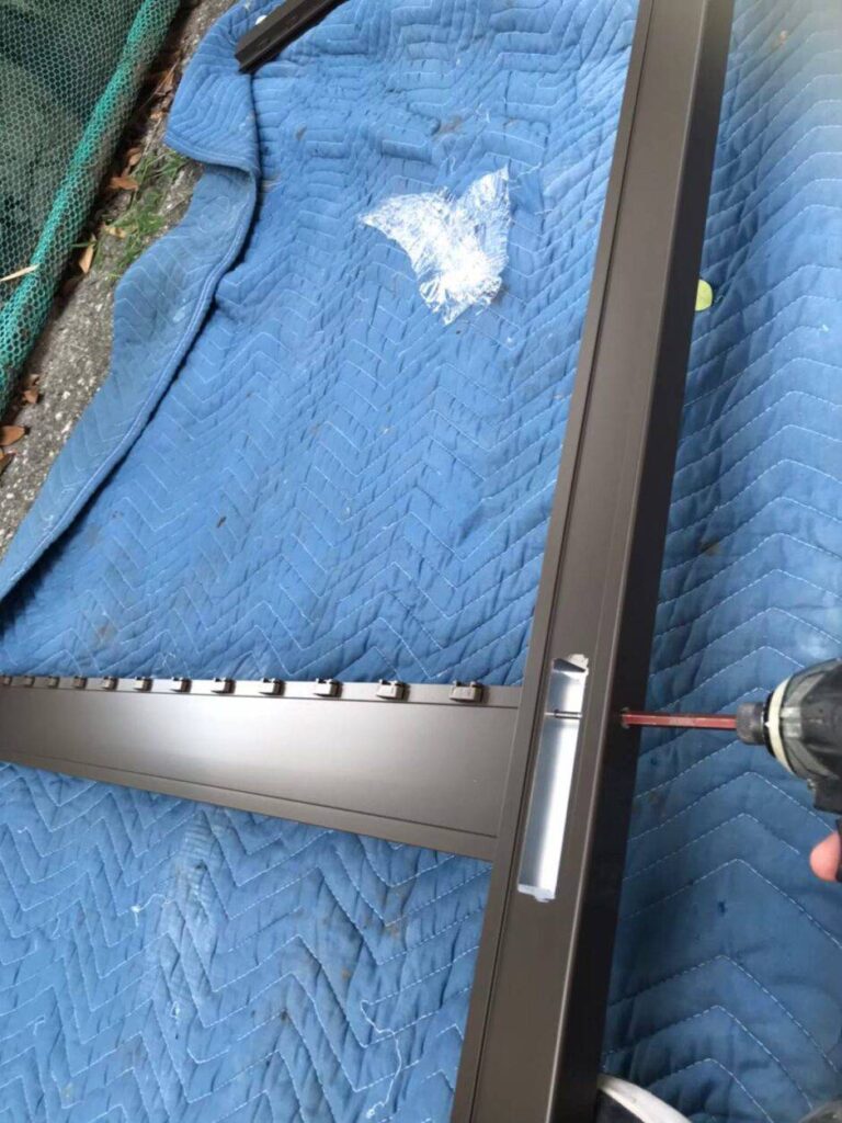 玄関引戸の新しいサッシ枠を組み立てる準備