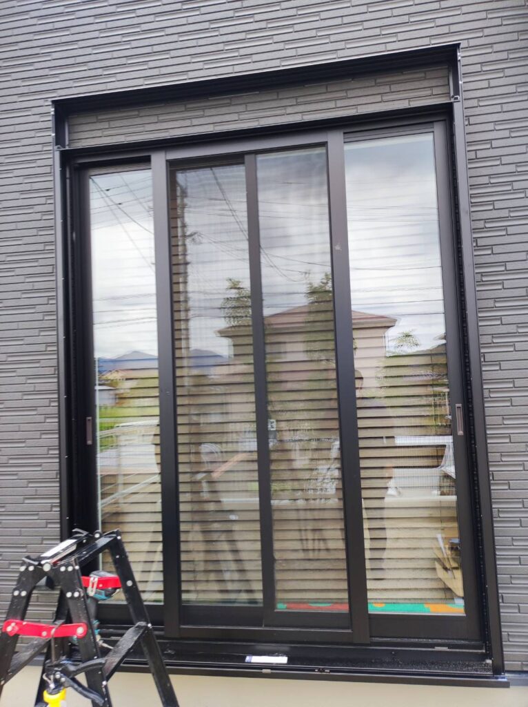 シャッター枠の位置決め作業