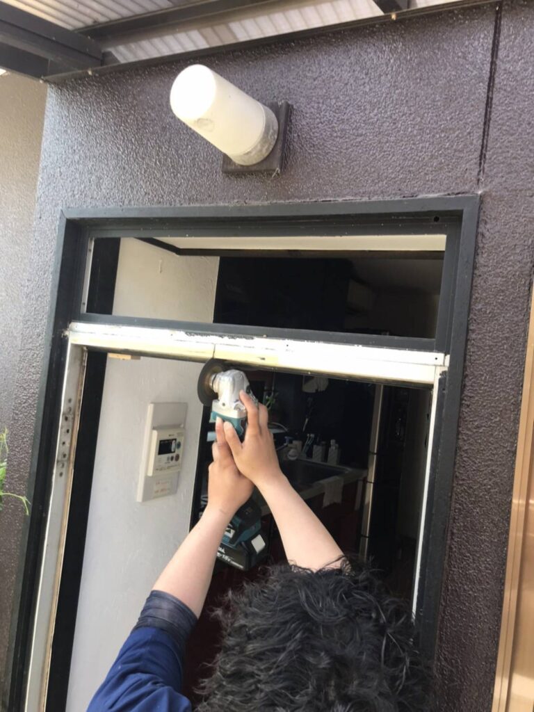 下関市でランマ付き勝手口ドアを交換する前の状態