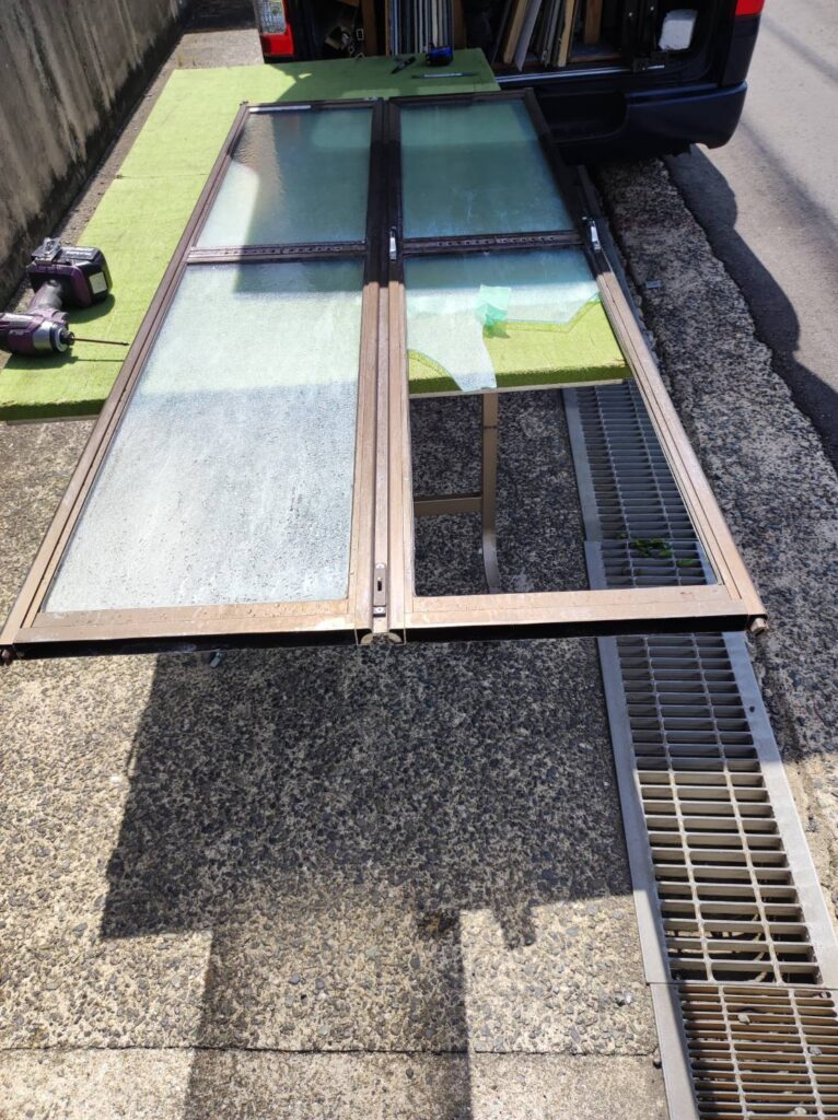 下関市で浴室折れ戸のガラス割れを確認した施工前写真