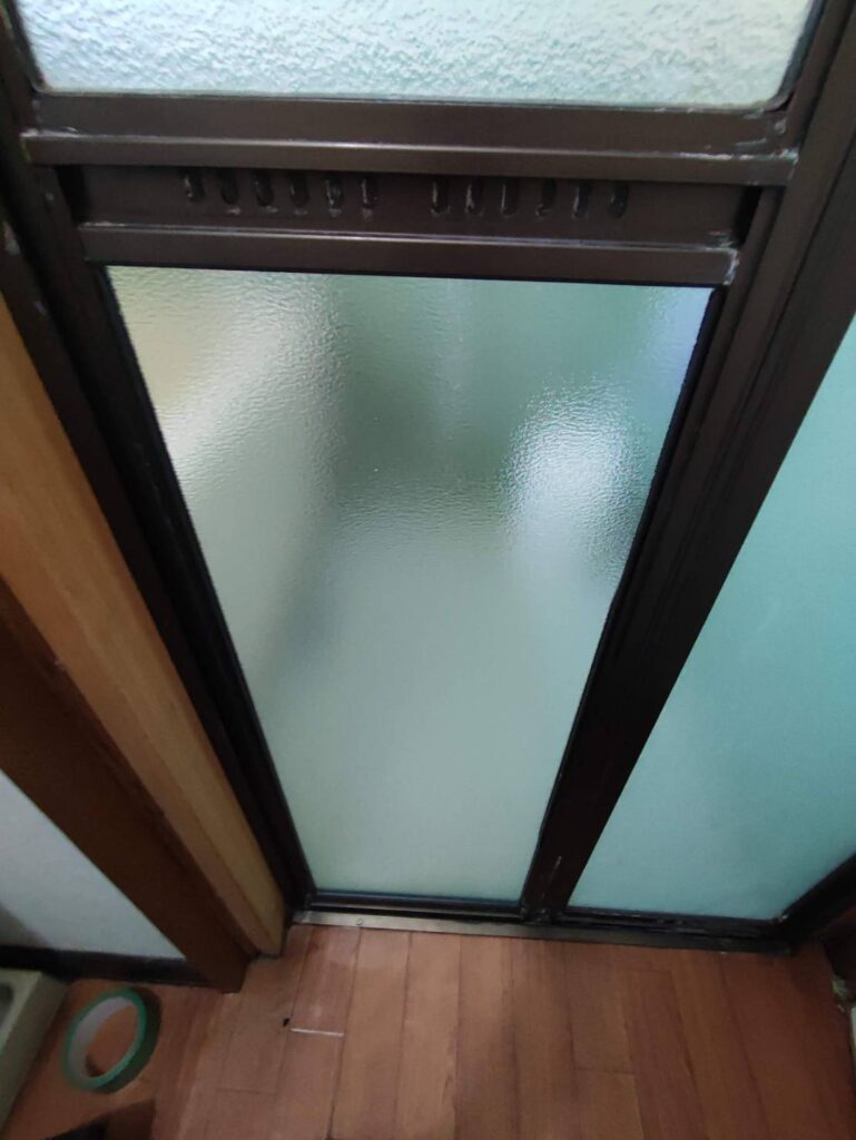 下関市で浴室折れ戸のガラス交換を行った施工後写真