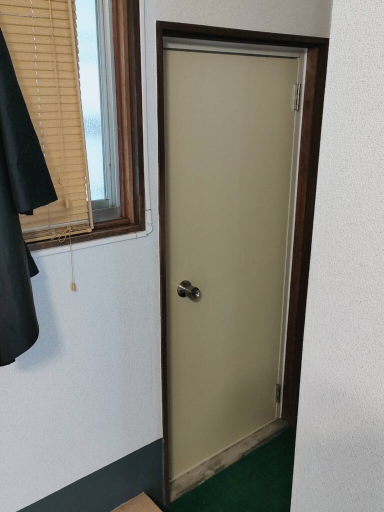 フラッシュドアへ交換した勝手口ドア施工後