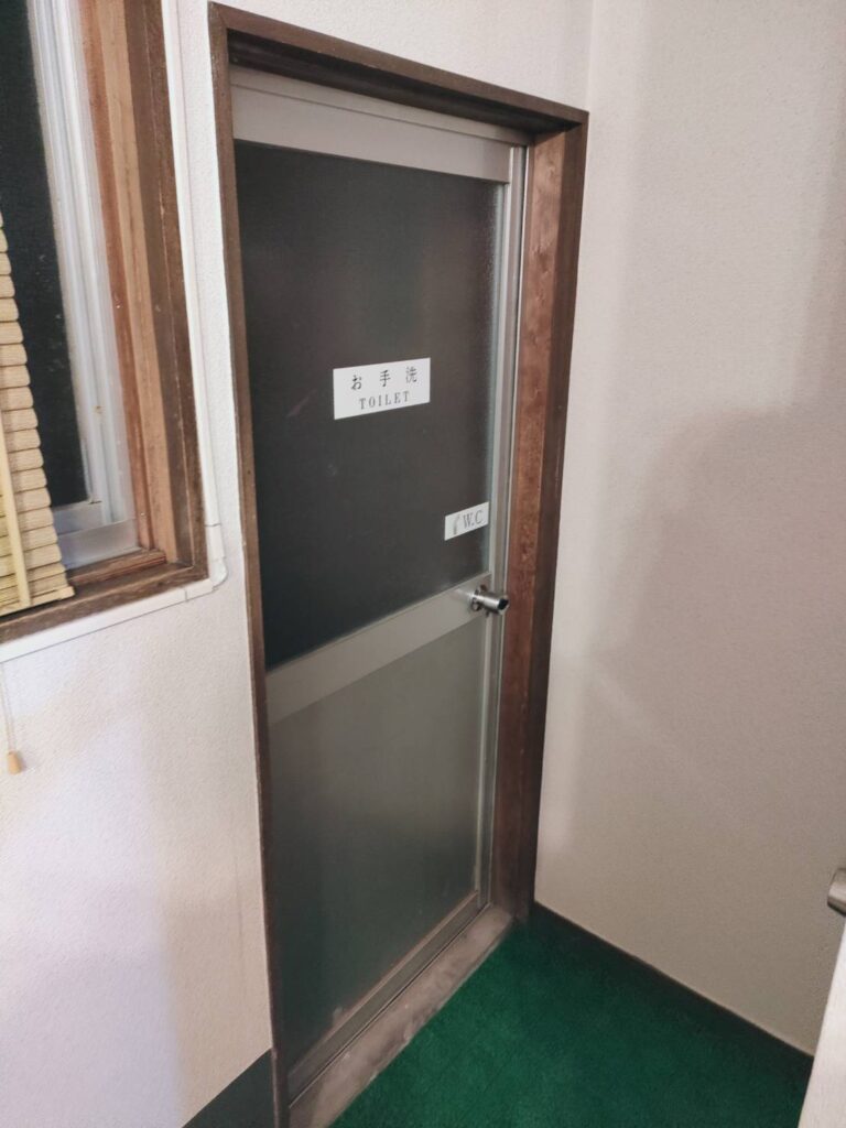 ガラス面の多い勝手口ドアの交換前写真