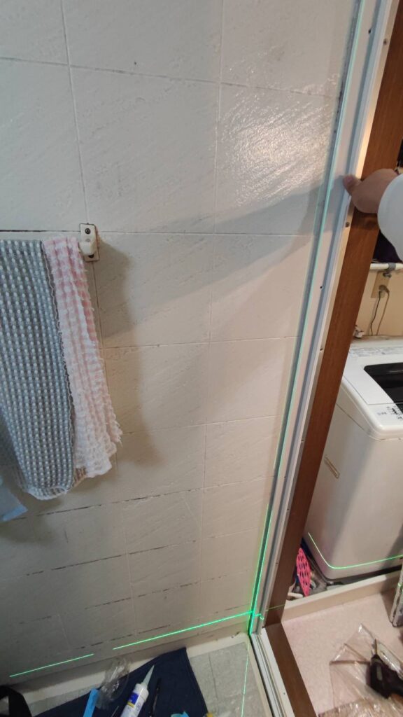 下関市で浴室ドア枠を取り付け建付け調整している作業写真
